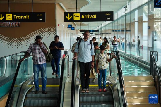 10月4日,人们在马尔代夫维拉纳国际机场新航站楼乘坐扶梯。新华社记者 伍岳 摄