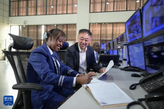 　　9月30日，在蒙内铁路内罗毕终点站调度中心，女调度员达玛丽斯·穆廷达与负责蒙内铁路运营的非洲之星铁路运营公司运输部负责人冯旭东一起查阅工作日志。新华社记者 杨光 摄