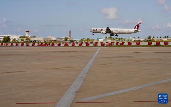 10月4日,一架卡塔尔航空公司的飞机在马尔代夫维拉纳国际机场降落。新华社记者 伍岳 摄