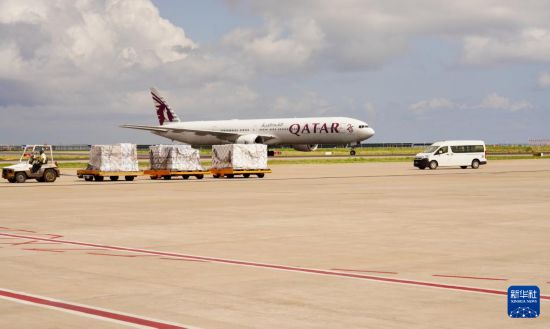 10月4日,一架卡塔尔航空公司的飞机抵达马尔代夫维拉纳国际机场。新华社记者 伍岳 摄