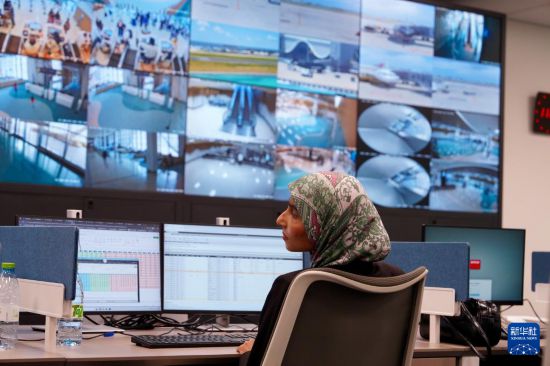 10月4日,工作人员在马尔代夫维拉纳国际机场新航站楼工作。新华社记者 伍岳 摄