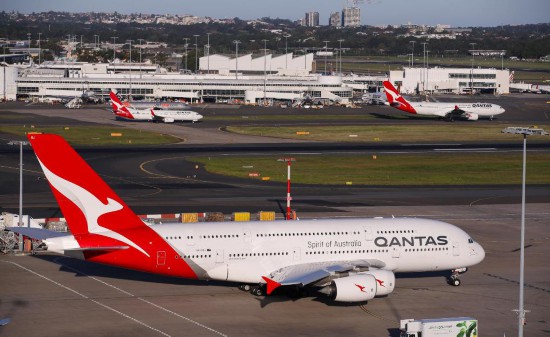 2020年3月18日,多架澳洲航空客机停泊在澳大利亚悉尼机场。新华社记者白雪飞摄