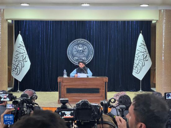 　　10月12日，阿富汗政府发言人扎比乌拉·穆贾希德在首都喀布尔举行的记者会上发言。新华社记者 李昂 摄