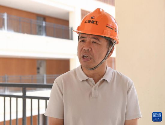 　　9月29日，在卢旺达基加利市郊的马萨卡医院改扩建项目建筑工地上，项目总工程师陈依伟接受新华社记者采访。新华社记者 李亚辉 摄