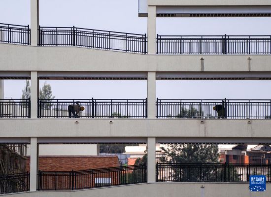 　　9月29日，在卢旺达基加利市郊的马萨卡医院改扩建项目建筑工地上，两名工人在忙碌。新华社记者 李亚辉 摄