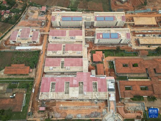 　　这是9月24日在卢旺达基加利市郊拍摄的马萨卡医院一期和改扩建项目建筑工地（无人机照片）。新华社记者 李亚辉 摄