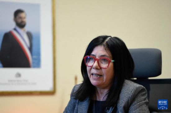 10月2日,智利妇女和性别平等部副部长克劳迪娅·多奈雷在智利首都圣地亚哥接受新华社记者专访。新华社发(豪尔赫·比列加斯摄)