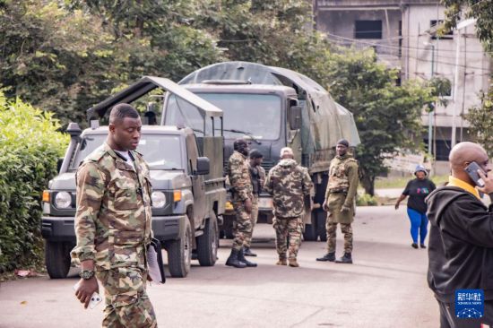 　　10月12日，在喀麦隆西南大区首府布埃亚，喀麦隆安全部队在投票站附近巡逻。新华社发（穆朗·廷古姆摄）