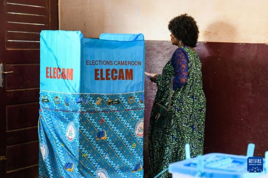 　　10月12日，在喀麦隆首都雅温得，一名选民参加投票。新华社发（科普索摄）