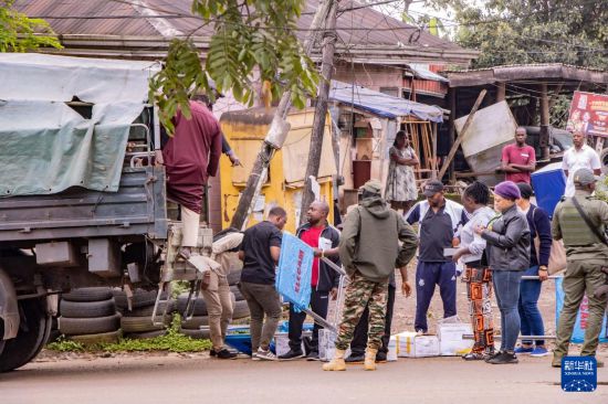 　　10月12日，在喀麦隆西南大区首府布埃亚，选举工作人员和安保人员在投票站开放前准备投票材料。新华社发（穆朗·廷古姆摄）