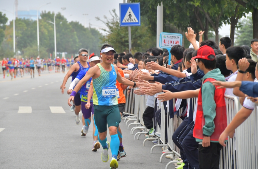 赛道沿线,市民为跑友加油鼓劲。天门市委宣传部供图