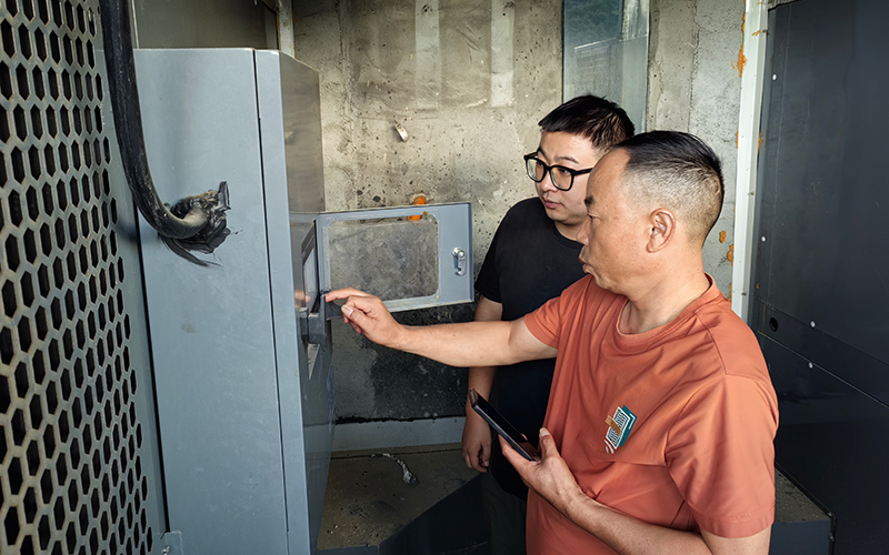 8月19日，秭归县局（营销部）烟叶技术员在设置电烤房烘烤参数。