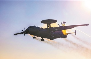 海军航空兵某部战机出动。罗陈建摄