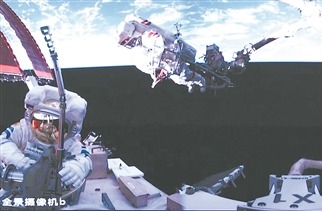 神舟二十号乘组航天员陈冬（左）与陈中瑞在空间站组合体舱外工作（资料照片）。新华社发