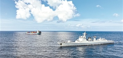 中国海军第47批护航编队包头舰为商船护航。任  科摄