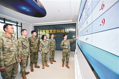 陆军步兵学院教员梁叶子（右一）在进行课堂设计的思路汇报。陆康威摄