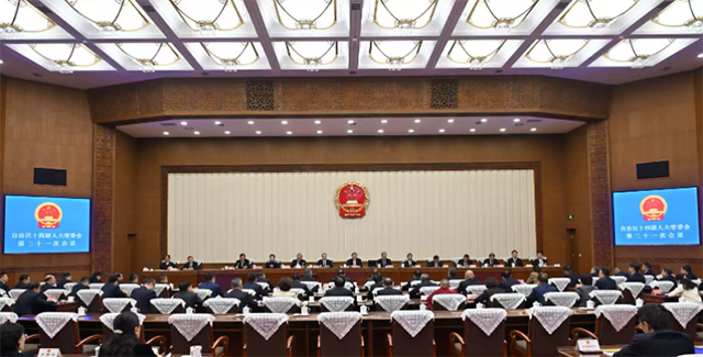 10月13日，自治区十四届人大常委会第二十一次会议在呼和浩特召开。草原云·内蒙古新闻网记者 马建兵 摄