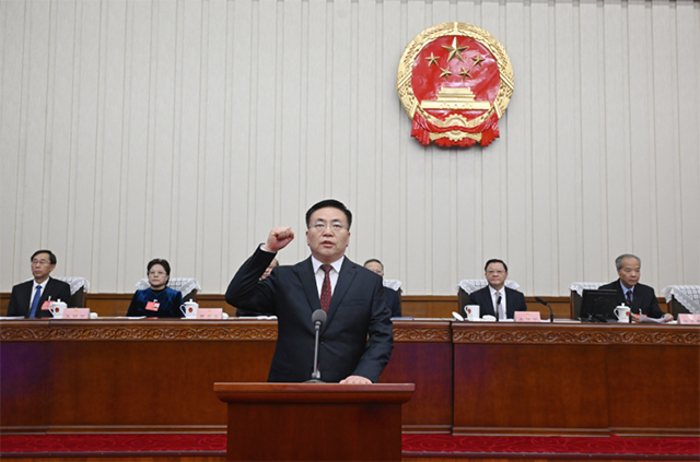 10月13日，新任命的自治区人民政府副主席、代理主席包钢向宪法宣誓。草原云·内蒙古新闻网记者 韩卿立 摄