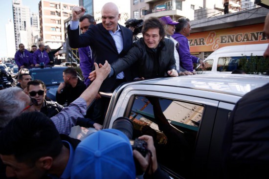 　　8月27日，在阿根廷洛马斯德萨莫拉市，阿根廷总统米莱（前右一）参加助选活动。新华社发