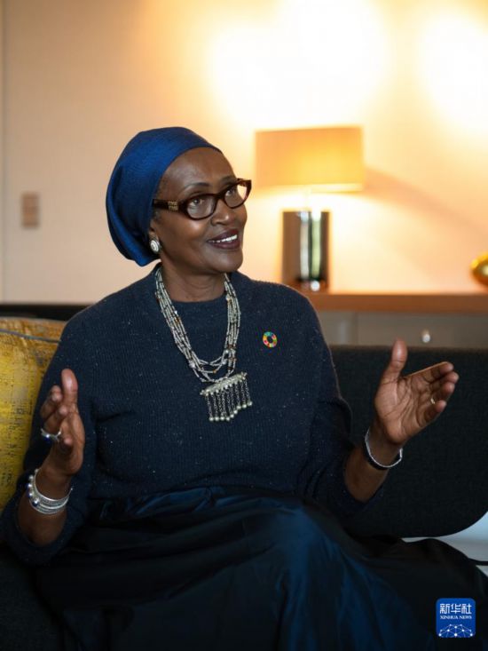 10月11日,在德国柏林,联合国艾滋病规划署执行主任温妮·拜安伊玛接受新华社记者专访。新华社记者 张豪夫 摄