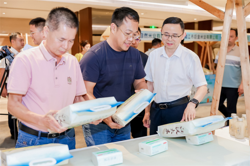 湖北省粮食行业协会副会长陈三才（右一）推介“江汉大米”