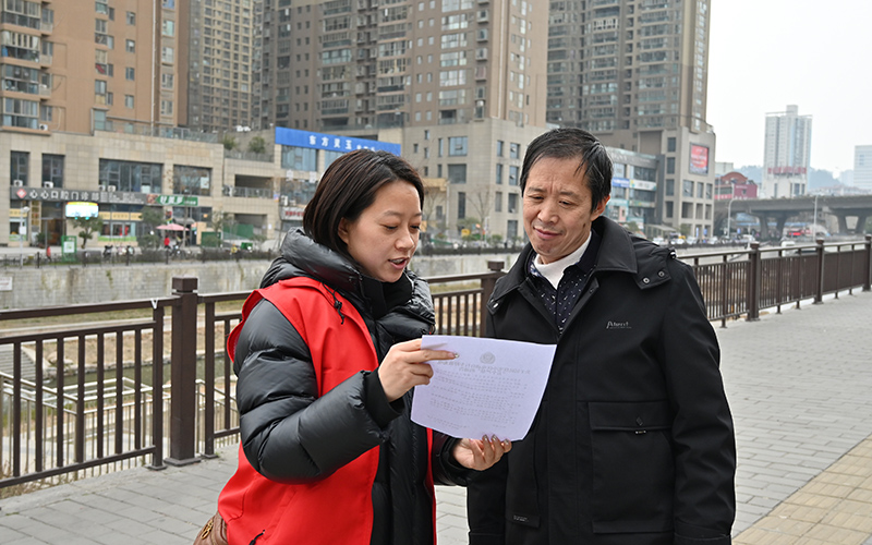 员工们化身“宣传员”“劝导员”“服务员”开展社区志愿服务。郝敬帆摄