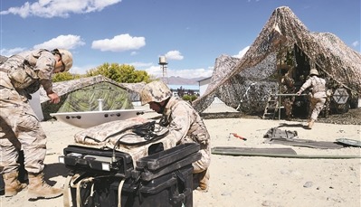 信息支援部队某部组织通信专业技术比武，业务骨干争分夺秒进行课目作业。陈效通摄