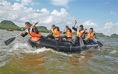 武警某支队警士进行泅渡训练。作者提供