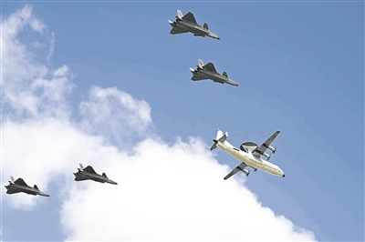 在第十一届空军航空开放活动和长春航空展上,空警-500与歼-20四机编队通场。余红春摄