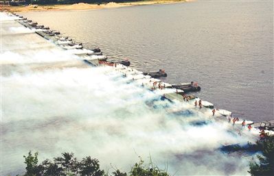 第73集团军某旅舟桥分队开展渡河保障训练。袁德坤摄