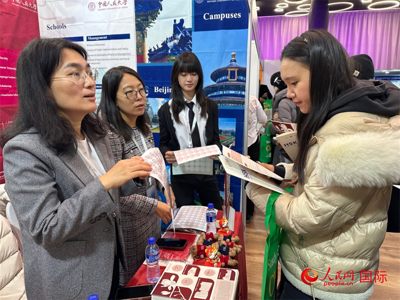 中国高校工作人员在现场为蒙古国学生提供咨询。人民网记者 张朋辉摄