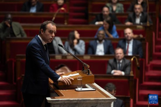 　　10月16日，在位于法国巴黎的国民议会，法国总理勒科尔尼在不信任动议投票前的辩论环节发言。新华社发（奥雷利安·莫里萨尔摄）