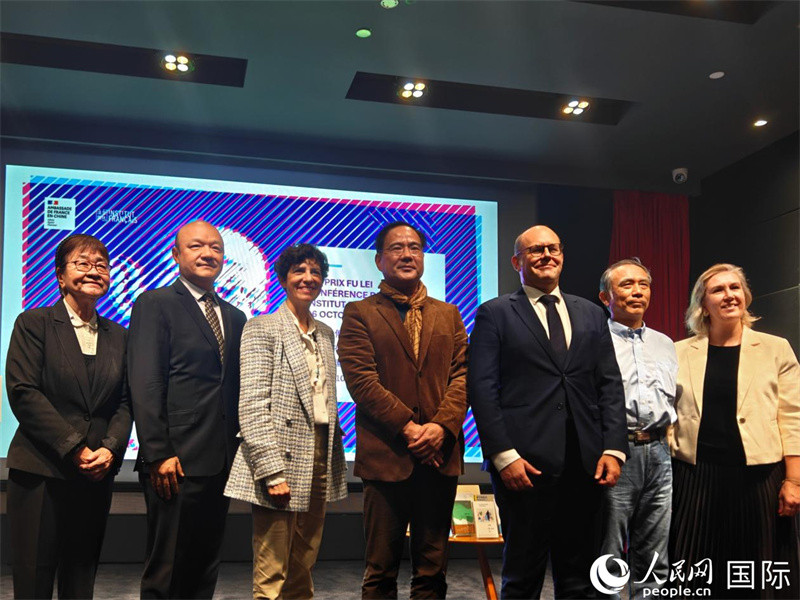 10月16日，第十七届傅雷翻译出版奖新闻发布会出席嘉宾合影。人民网 李慧妍摄