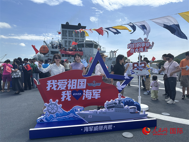 在泰国的华侨华人、中资机构代表欢迎中国海军编队。人民网记者 孙广勇摄