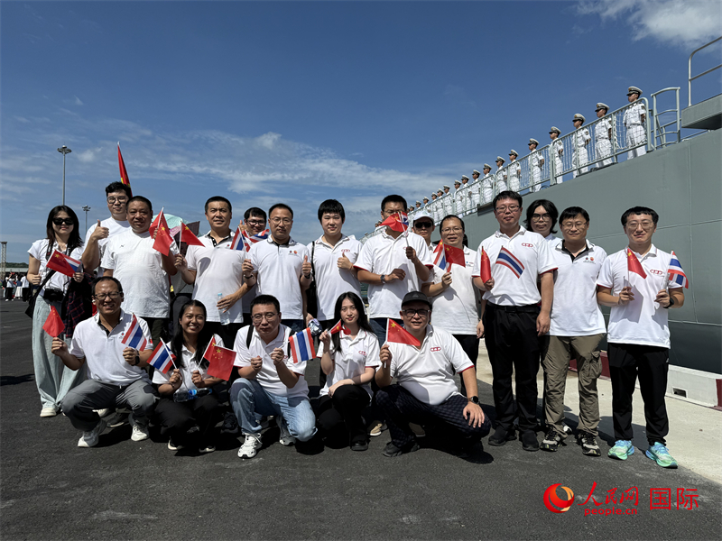 在泰国的华侨华人、中资机构代表欢迎中国海军编队。人民网记者 孙广勇摄