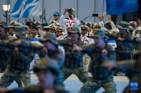 10月19日，外国代表团成员观看开幕式表演。新华社记者 伍志尊 摄