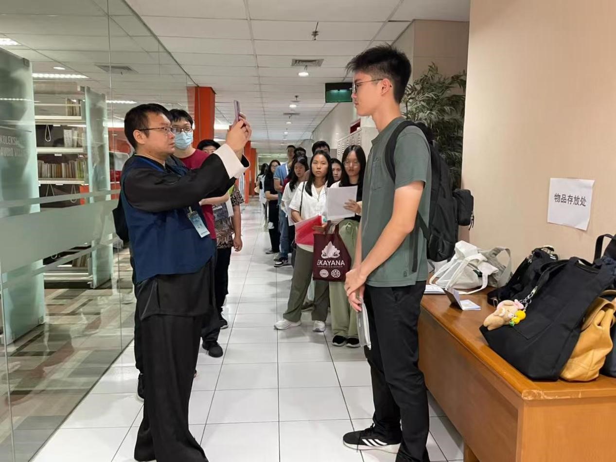 工作人员使用人脸识别技术核验考生。活动主办方供图