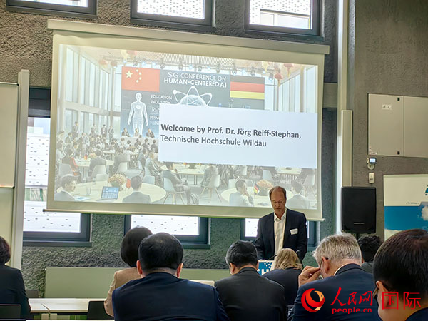 德国维尔道应用技术大学教授约尔格·莱夫-斯蒂芬在会议上发言。 人民网记者 郭梓云摄