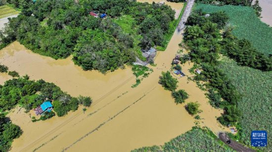 　　这是10月19日在菲律宾卡皮斯省拍摄的被洪水淹没的道路。新华社发（西米沙鄢区公共工程与公路部供图）