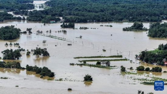 这是10月19日在菲律宾卡皮斯省拍摄的被洪水淹没的道路。新华社发（西米沙鄢区公共工程与公路部供图）