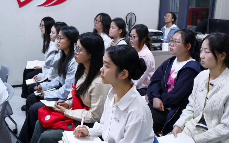 学生在听思政课。