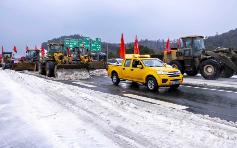 京港澳高速除雪保畅。陈雯雯摄