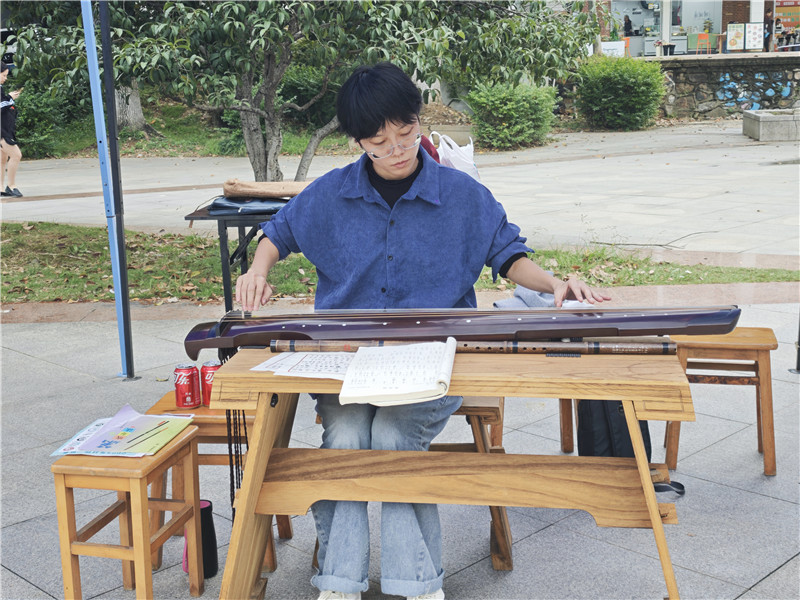 清徽古琴社长弹奏古琴名曲。黄绪彤摄