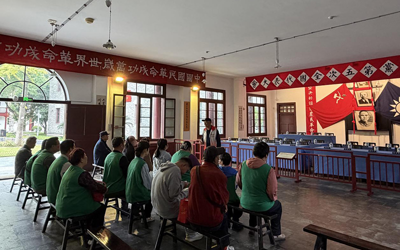 “红巷爷爷暖心相伴,红色故事携手同行”活动现场。