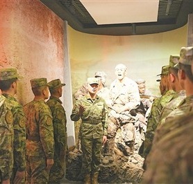 连队干部为战士讲述连队光辉历史。