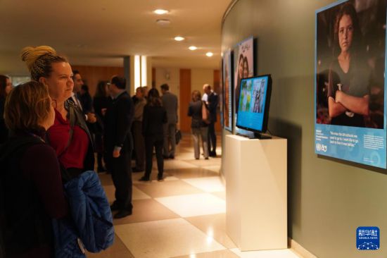 　　10月20日，在位于纽约的联合国总部，人们参观“共栖生命，共享未来”庆祝联合国成立80周年全球图片展。新华社记者 张凤国 摄