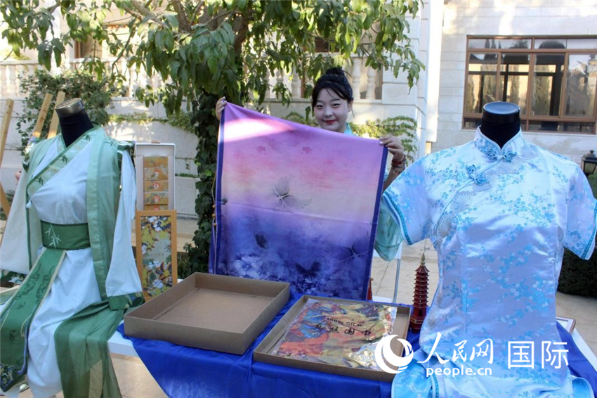 中国传统服装展示。人民网 纳达尔·达乌德摄