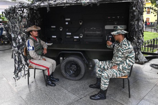 　　10月4日，在委内瑞拉首都加拉加斯的玻利瓦尔广场，玻利瓦尔民兵组织成员操作通信设备。新华社发（马科斯·萨尔加多摄）