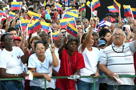 　　10月17日，5万多古巴民众聚集在首都哈瓦那总统大道的西蒙·玻利瓦尔雕像前，抗议美国军事威胁委内瑞拉，表达对委内瑞拉人民和政府的坚定支持。新华社发（华金·埃尔南德斯摄）