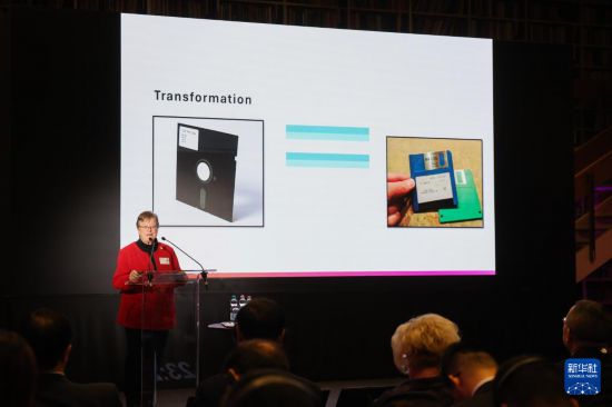 10月20日,在匈牙利首都布达佩斯,国际图书馆协会和机构联合会副秘书长海伦·曼德尔在论坛上发表演讲。新华社发(弗尔季·奥蒂洛摄)